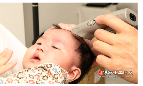 圖片說明：嬰兒的頭髮可以讓傳家手工印章，用全手工的方式，為您的孩子客製化製作臍帶章、胎毛筆、嬰兒三寶