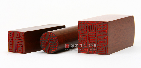 台灣個人印章分成：圓章、方章(左圖)，錢幣花紋、或是各種花紋造型印章，其實可當做第三種個人印章來使用(右圖)