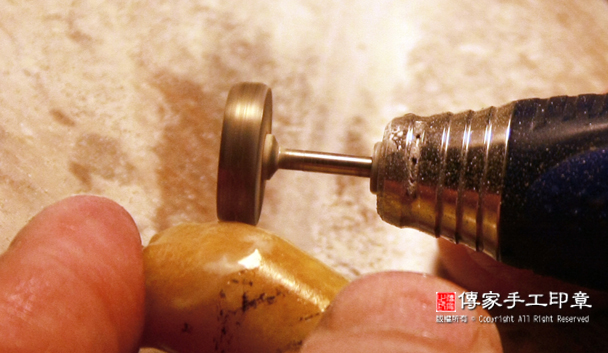 開始更換不同的工具來雕刻印章-圖片