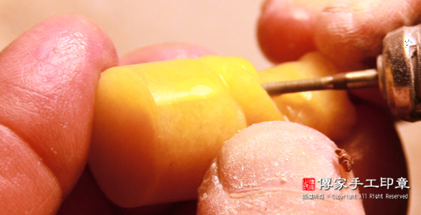 開始更換不同的工具來雕刻印章-圖片