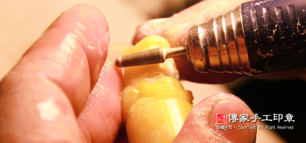 開始更換不同的工具來雕刻印章-圖片