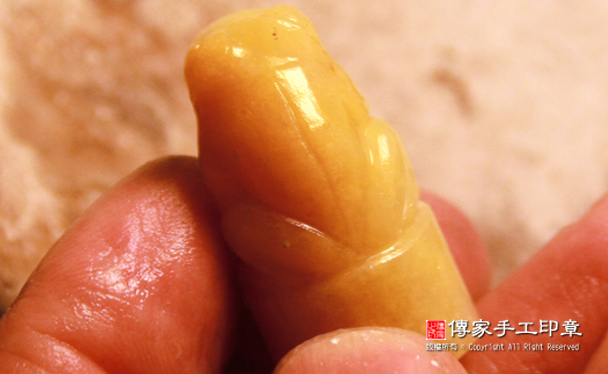 第三階段的初胚雕刻的照片，此時青蛙的神韻和體態已經開始出現-圖片