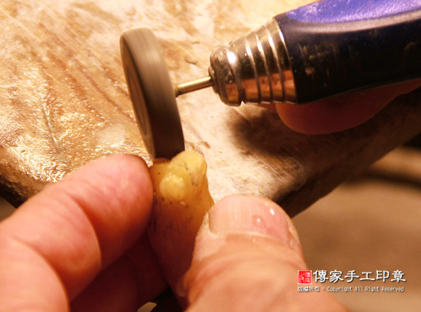 開始拋光。不同的砂輪粗細、材質和轉速，會有不同的拋光效果-圖片