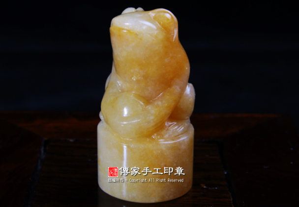 實際青蛙抱金元寶的作品。左邊正面-圖片