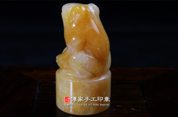 實際青蛙抱金元寶的作品。右邊背面-圖片