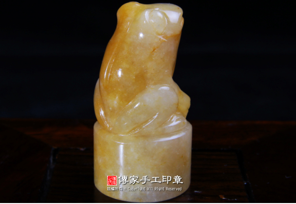 實際青蛙抱金元寶的作品。左邊背後-圖片