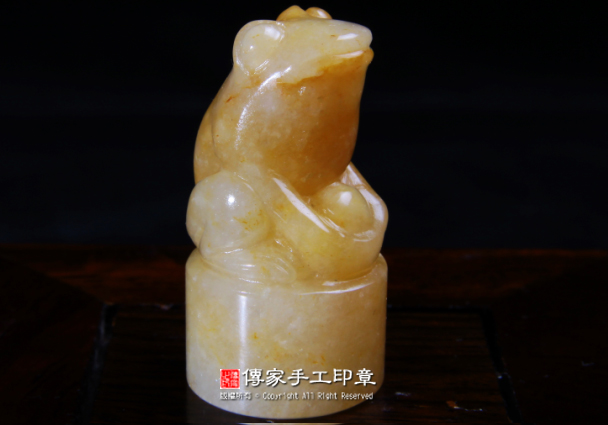 實際青蛙抱金元寶的作品。右邊側面-圖片