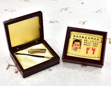 女生嬰兒三寶1刷1章：玻璃木盒、金足印照片、臍帶印章、小支紅紫檀木胎毛刷