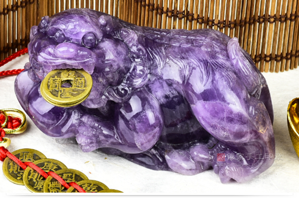 實際雕刻的成品。獅子的體態威猛,呈現臥姿。獅子的嘴巴大能咬錢,獅子的頭大,眼睛窘窘有神,獅子的前腳掌抱的大元寶,腳掌的紋路很清楚圖 實際雕刻的成品。獅子的體態威猛,呈現臥姿。獅子的嘴巴大能咬錢,獅子的頭大,眼睛窘窘有神,獅子的前腳掌抱的大元寶,腳掌的紋路很清楚。