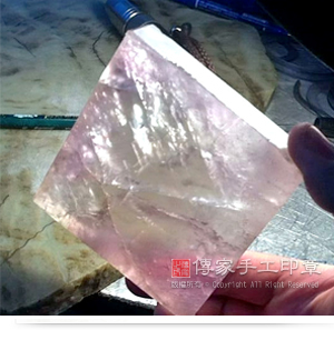 將多餘的材料切掉,可以發現冰種的紫水晶,真的很通透,完全透光,並且看的出紫色的漂亮顏色。這個切料也看出,水晶一定會有石脈的紋理,深淺分布不一圖 將多餘的材料切掉,可以發現冰種的紫水晶,真的很通透,完全透光,並且看的出紫色的漂亮顏色。這個切料也看出,水晶一定會有石脈的紋理,深淺分布不一。