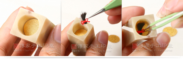 10將金箔紙張擺放平整。呈現一比一的尺寸,這樣臍帶章才會好看。11將打上中國結的胎毛,放到臍帶章裡面。12調整胎毛的位置。這是細節。唯有位置正確,做出來的臍帶章才會好看。實圖 10將金箔紙張擺放平整。呈現一比一的尺寸,這樣臍帶章才會好看。11將打上中國結的胎毛,放到臍帶章裡面。12調整胎毛的位置。這是細節。唯有位置正確,做出來的臍帶章才會好看。