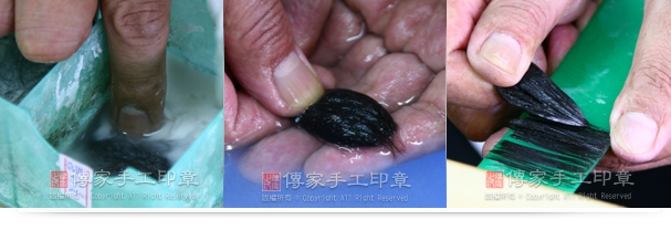 4將胎毛泡入石灰水中,以去除寶寶頭髮的髮油,以及防止日後的胎毛發霉。5將胎毛泡入水中。6透過手感和工具,讓胎毛排列的方向一致。此步驟需要不斷的重覆進行,直到髮根和毛鋒的方向完全一致為止。實圖 4將胎毛泡入石灰水中,以去除寶寶頭髮的髮油,以及防止日後的胎毛發霉。5將胎毛泡入水中。6透過手感和工具,讓胎毛排列的方向一致。此步驟需要不斷的重覆進行,直到髮根和毛鋒的方向完全一致為止。。