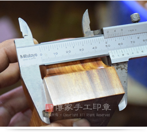 傳家手工印章重視尺寸,會依照顧客要的尺寸來做神明印章。這個廟章的寬度,就是顧客要的5.2公分實圖 傳家手工印章重視尺寸,會依照顧客要的尺寸來做神明印章。這個廟章的寬度,就是顧客要的5.2公分。