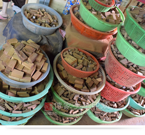 這些檀木半成品包含:廟章、個人印章(圓章、方章),以及公司印章實圖 這些檀木半成品包含:廟章、個人印章(圓章、方章),以及公司印章。