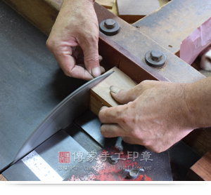 依照顧客要的尺寸來裁切。尺寸是長5.2公分,寬7.6公分,高6公分實圖 依照顧客要的尺寸來裁切。尺寸是長5.2公分,寬7.6公分,高6公分。