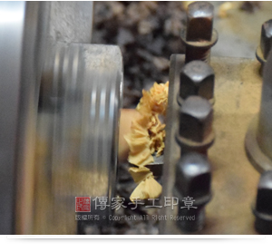 使用方章專用製作頭部弧度的車床工具來車頭部。弧度要做的好,這樣顧客才會喜歡和滿意實圖 使用方章專用製作頭部弧度的車床工具來車頭部。弧度要做的好,這樣顧客才會喜歡和滿意。