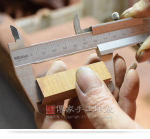 印章切成正方形的條柱。然後要仔細量測尺寸。包含長、寬、高,都要標準實圖 印章切成正方形的條柱。然後要仔細量測尺寸。包含長、寬、高,都要標準。