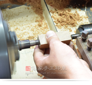 先製作圓章。首先要將圓章固定在模具上面。固定之前要做校正和挖洞固定實圖 先製作圓章。首先要將圓章固定在模具上面。固定之前要做校正和挖洞固定。