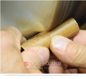 全手工拋光圓章。拋光很重要,不同的材料就會有不同的拋光工具和方式實圖 全手工拋光圓章。拋光很重要,不同的材料就會有不同的拋光工具和方式。