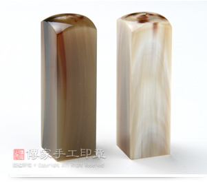 從這張牛角的對照圖可以看出，左邊的赤牛角質地和顏色比較黯淡無光，雖然表面有經過拋光處理，但是仍然不適合用來當成開運印章