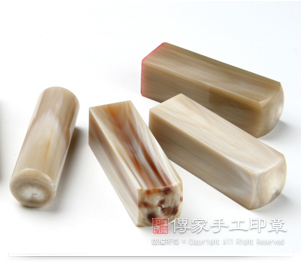 好的赤牛角會有天然的紋路，而且每個牛角印章的紋路都是獨一無二。 圖中有紅色的紋路在印章的頂部，這又稱為「鴻運當頭」