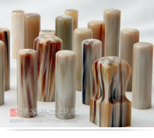 色彩繽紛的牛角印章，難得ㄧ見，是行家珍藏的首選