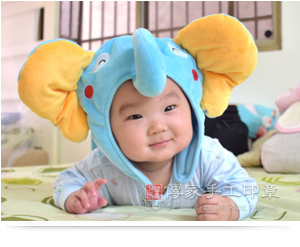 正因為大象有這麼多吉祥的寓意，因此傳家手工印章特別為新生兒的寶寶訂做藍色的吉祥大象帽，讓孩子可以帶上，有保平安和富貴吉祥的寓意