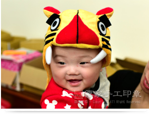 正因為老虎有這麼多吉祥的寓意，因此傳家手工印章特別為新生兒的寶寶訂做黃色的招財老虎帽，讓孩子可以帶上，有保平安和富貴吉祥的寓意