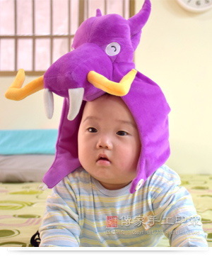 正因為龍有這麼多吉祥的寓意，因此傳家手工印章特別製作「紫龍王帽」，讓孩子帶上，有富貴平安的吉祥寓意。