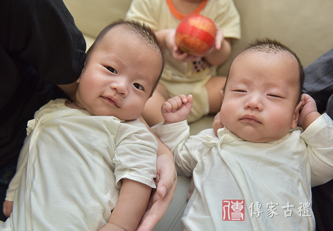 贈送到兒滿月剃頭，及祝福活動過程拍照一組，照片是可愛的雙寶胎小帥帥剃頭儀式過程合照