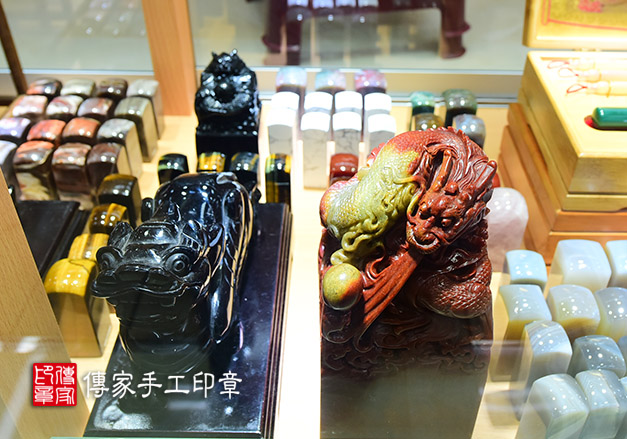 傳家手工印章的台北店，印章材質展示櫃實圖11