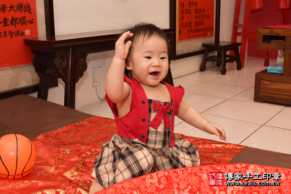藍寶寶周歲抓周活動和儀式:嬰兒特寫照片9