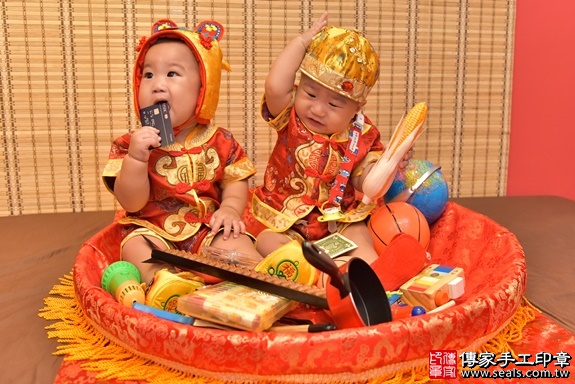 新竹市香山區曾寶寶(雙胞胎兄弟)古禮抓周祝福活動：寶寶特寫照片15