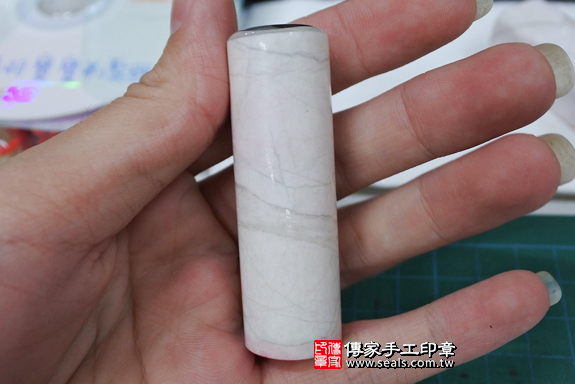 全手工噴砂：白松石臍帶章實際成品（肚臍圓章，胎毛方章，一圓一方）、印章作品分享、白松石印章材質介紹。照片4