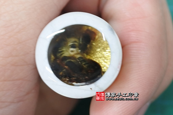 全手工噴砂：白松石臍帶章實際成品（肚臍圓章，胎毛方章，一圓一方）、印章作品分享、白松石印章材質介紹。照片一8