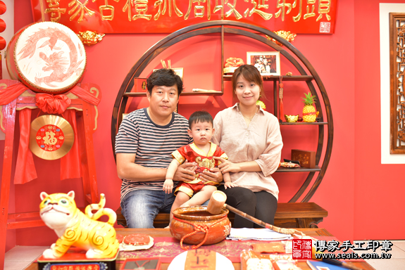 今天2019年11月23月，是台中市北區楊寶寶抓周的好日子，抓周的地點在傳家台中古禮抓周會場。照片1