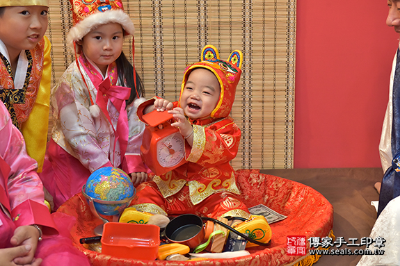 香山區余寶寶古禮抓周：周歲抓周活動和儀式，一切圓滿。照片2