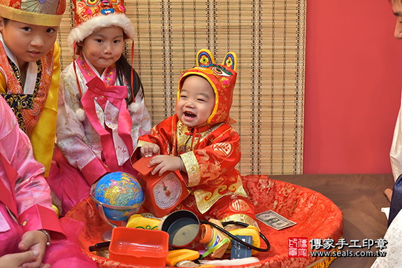 香山區余寶寶古禮抓周：周歲抓周活動和儀式，一切圓滿。照片3