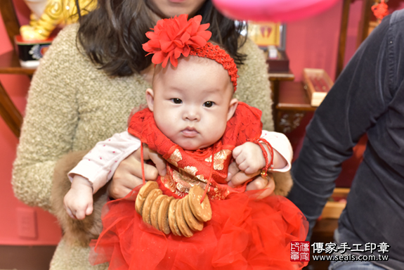 新北市永和區莊寶寶收涎祝福活動:為寶寶戴上收涎餅乾。照片34