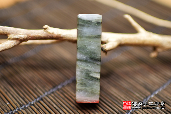 全手工噴砂印章：綠髮彩玉臍帶章實際成品、印章作品分享、綠髮彩玉印章材質介紹。（臍帶印章、肚臍章、肚臍印章，一圓一方）傳家手工印章台中店。2020.02.05照片2