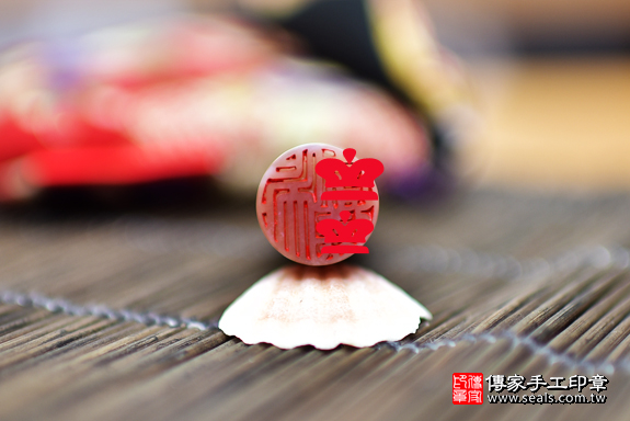 全手工噴砂印章:彩虹瑪瑙臍帶印章實際成品、印章作品分享、彩虹瑪瑙印章材質介紹。(銀行印鑑,一圓一方),傳家印章台中店。2020.02.04照片6 全手工噴砂印章:彩虹瑪瑙臍帶印章實際成品、印章作品分享、彩虹瑪瑙印章材質介紹。(銀行印鑑,一圓一方),傳家印章台中店。2020.02.04照片6