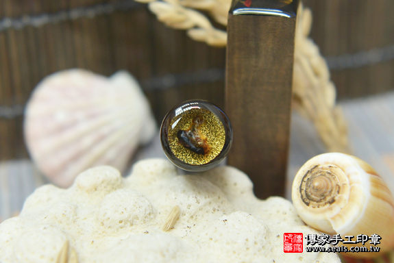 電腦刻印印章:黑紫檀木臍帶章實際成品、印章作品分享、黑紫檀木印章材質介紹。(臍帶印章、肚臍章、肚臍印章,胎毛印章,一圓一方)傳家手工印章台中店。2020.02.25照片1 電腦刻印印章:黑紫檀木臍帶章實際成品、印章作品分享、黑紫檀木印章材質介紹。(臍帶印章、肚臍章、肚臍印章,胎毛印章,一圓一方)傳家手工印章台中店。2020.02.25照片1