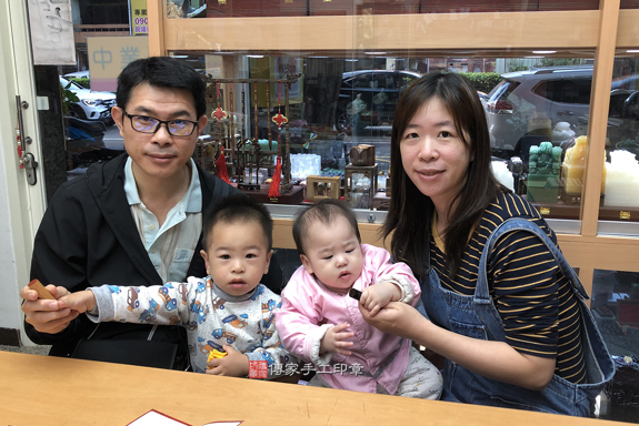 顧客滿意推薦個人開運印章-台中市北區-李先生和洪小姐以及他們的小孩2019.11.22照片2
