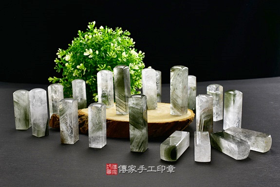 綠色幻影~半手工噴砂綠幽靈開運個人章~開運印章實際成品、印章作品分享、綠幽靈印章材質介紹。（銀行印鑑，一圓一方），傳家印章台中店。2022.5.11