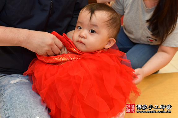 鳳山區蘇寶寶古禮抓周：滿週歲趨吉避凶的吉祥衣服穿戴。照片2