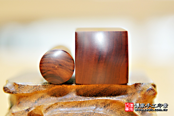 半手工篆刻印章：紅紫檀木公司大小印章實際成品、紅紫檀木印章材質介紹。（公司章、公司章、負責人印章，一圓一方）傳家印章台中店。2020.03.26照片325.jpg
