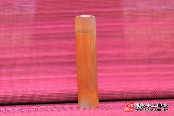 全手工噴砂印章：染色紅瑪瑙臍帶印章實際成品、印章作品分享、染色紅瑪瑙印章材質介紹。（臍帶印章、肚臍章、肚臍印章，臍帶印章，一圓一方）傳家手工印章台北店。2020.05.29 照片3