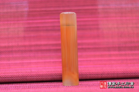 全手工噴砂印章：染色紅瑪瑙臍帶印章實際成品、印章作品分享、染色紅瑪瑙印章材質介紹。（臍帶印章、肚臍章、肚臍印章，臍帶印章，一圓一方）傳家手工印章台北店。2020.05.29 照片3