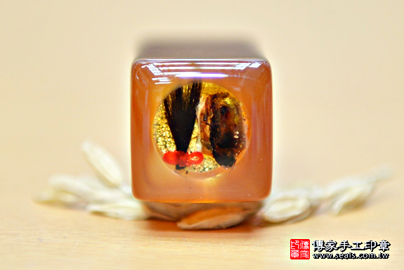 半手工噴砂印章:染色紅瑪瑙臍帶印章實際成品、印章作品分享、染色紅瑪瑙印章材質介紹。(臍帶印章、肚臍章、肚臍印章,臍帶印章,一圓一方)傳家手工印章台中店。2020.04.03照片083.png 半手工噴砂印章:染色紅瑪瑙臍帶印章實際成品、印章作品分享、染色紅瑪瑙印章材質介紹。(臍帶印章、肚臍章、肚臍印章,臍帶印章,一圓一方)傳家手工印章台中店。2020.04.03照片083.png