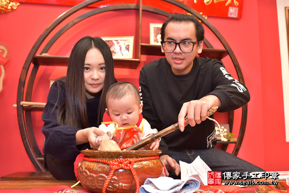 台中市北區張寶寶古禮收涎:寶寶淨手儀式：寶寶淨手象徵洗淨，把不好的去掉，洗滌身心靈。照片1